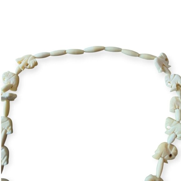 Vintage Carved Elephant Necklace from India, 70s - Picture 4 of 8